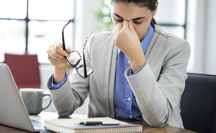 Cảm thấy mỏi mắt sau những giờ làm việc căng thẳng