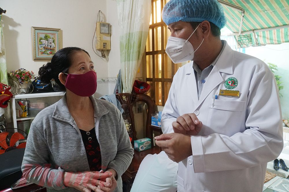 Cô Nguyễn Thị Hội (con gái bà A.) cho biết: Mẹ tôi có nhiều bệnh, không đi lại được nhiều năm. Vừa rồi bà bị COVID-19 phải nhập viện cấp cứu, khi tôi biết bệnh viện có tiêm vắc xin tại nhà liền đăng ký. Bác sĩ đến nhà 2 lần nhưng phải hoãn tiêm. Lần đầu mẹ tôi bị cao huyết áp, lần thứ 2 thì bà bị sốt. Hôm nay mẹ tôi được tiêm mũi đầu tiên, tôi yên tâm lắm.