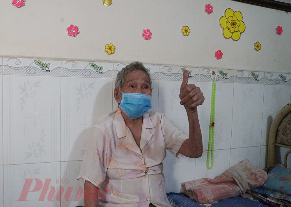 Hôm nay, sức khỏe bà A. ổn định, sau khi cô Hội ký giấy đồng ý cho mẹ, bà A. được tiêm vắc xin mũi đầu tiên, bà A. tuy đã cao tuổi nhưng vẫn còn rất minh mẫn, bà vui vẻ hỏi thăm sức khỏe, chúc Tết các bác sĩ.
