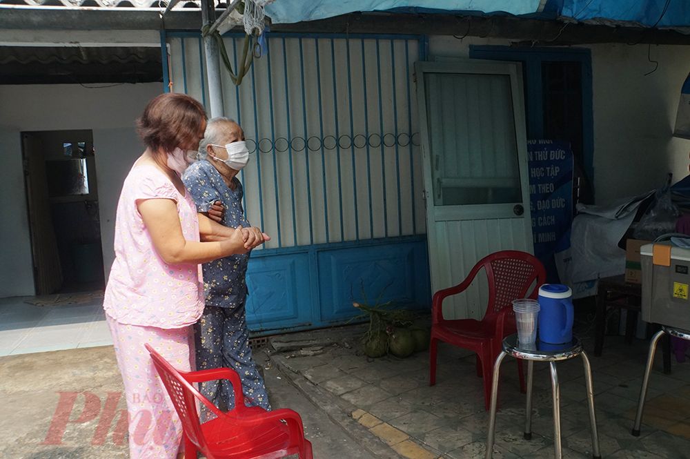 Kết thúc buổi sáng là nhà của hai cụ bà N.T.B. (SN 1932) và bà N.T.P. (SN 1930, P.Phước Long A). Hai cụ rất vui mừng vì đây là mũi vắc xin ngừa COVID-19 thứ 3 để đón Tết Nguyên đán