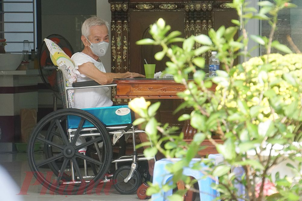 Ông C. bị tai biến 4 năm nên sức khỏe yếu hẳn, mọi sinh hoạt, ăn uống phải nhờ vào người thân. Ông được tiêm mũi 2 vắc xin ngừa COVID-19, con cháu đểu rất mừng