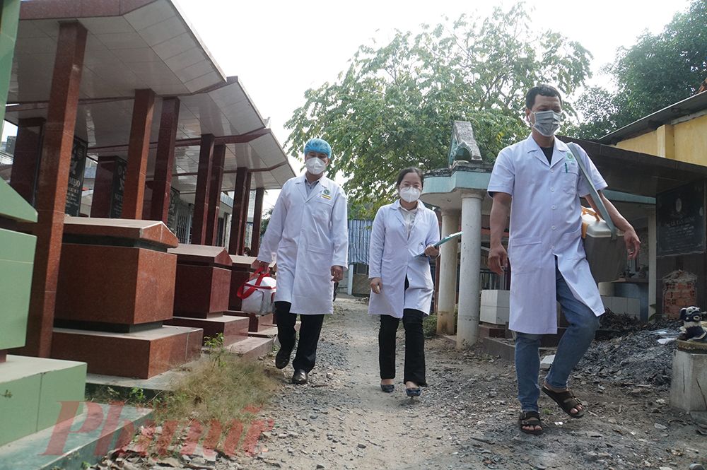 Đoàn bác sĩ đi xuyên qua nghĩa trang mới tới nhà ông C.