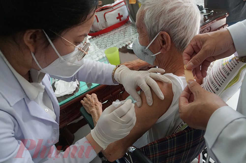 Anh Trần Thiện Hữu (con trai ông C.) chia sẻ: Cả nhà tôi đều đã được tiêm đủ liều vắc xin, cũng xem thông tin phòng ngừa khá nhiều trong chăm sóc cho cha nhưng hôm nay cha tiêm mũi thứ 2 mới yên tâm hơn.