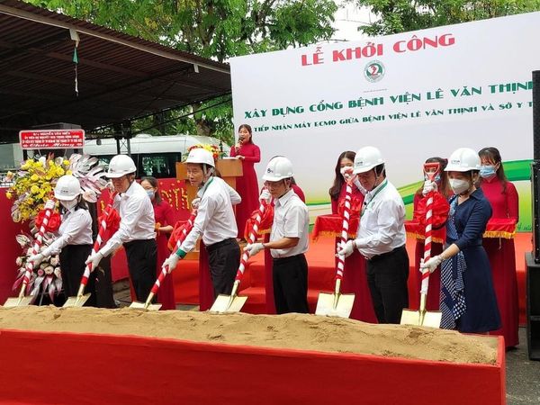 Các đại biểu thực hiện nghi thức khởi công xây dựng cổng Bệnh viện Lê Văn Thịnh