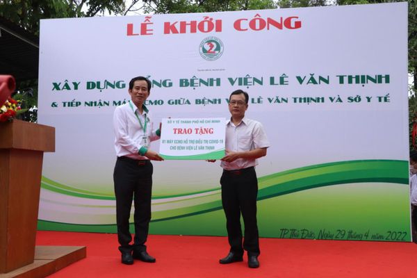 Đại diện Sở Y tế TP.HCM trao bảng tượng trưng bàn giao máy Ecmo