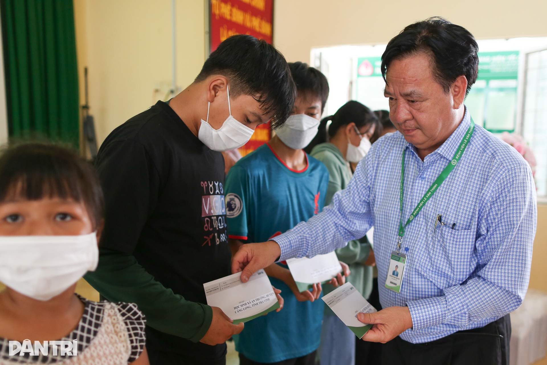 Người dân Trà Vinh được khám bệnh miễn phí, nhận học bổng từ báo Dân trí - 9