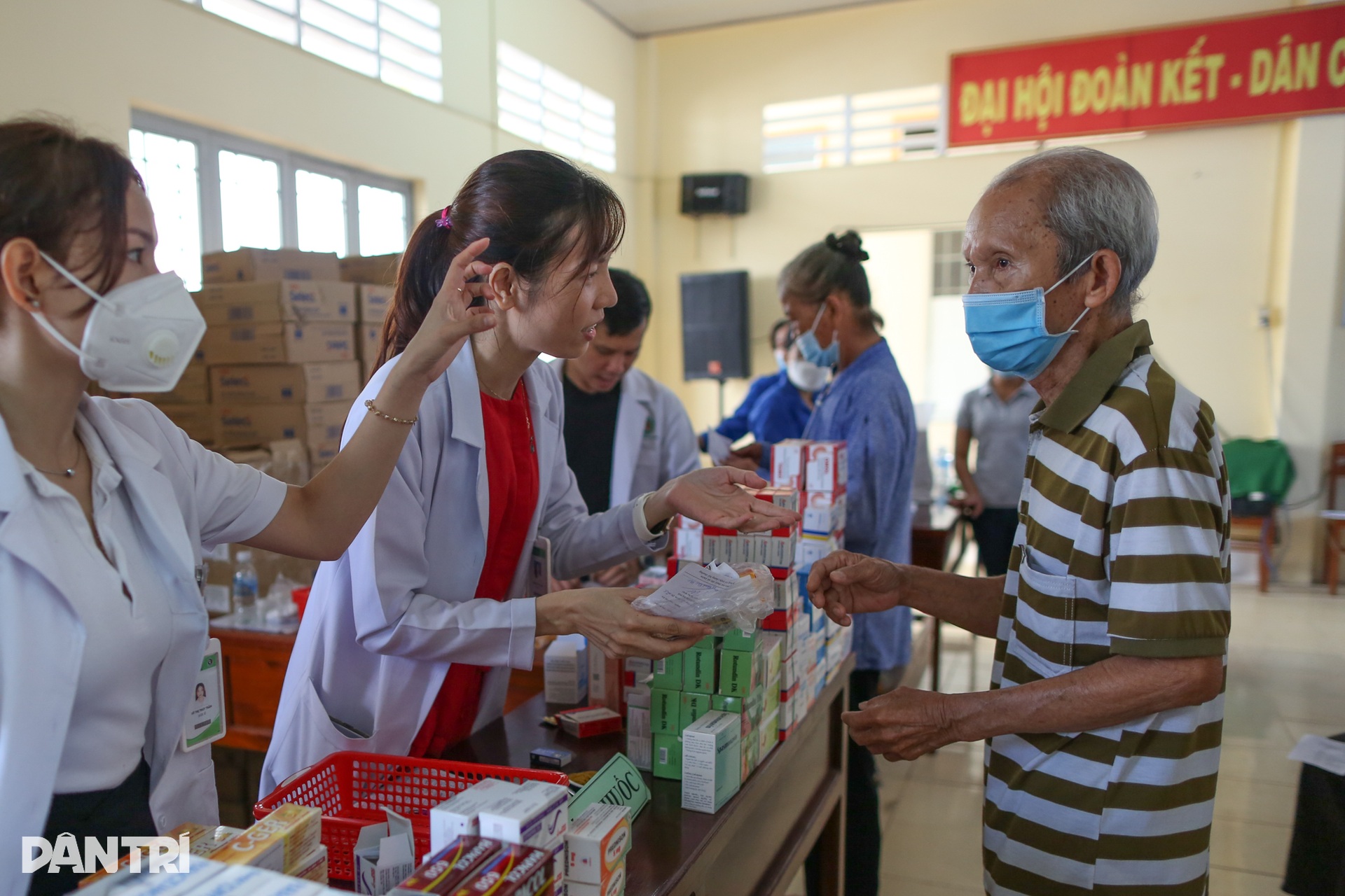 Người dân Trà Vinh được khám bệnh miễn phí, nhận học bổng từ báo Dân trí - 7