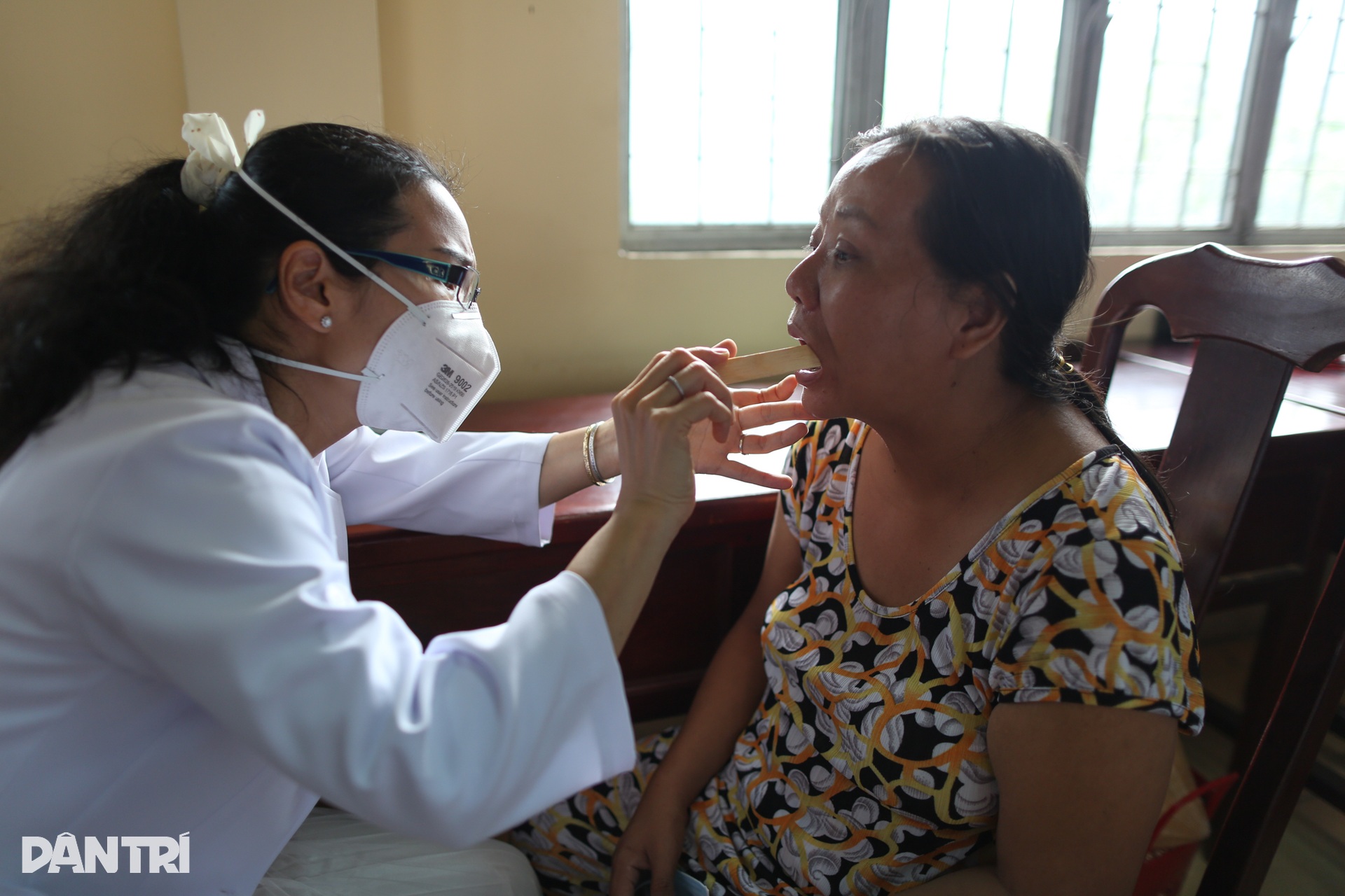 Người dân Trà Vinh được khám bệnh miễn phí, nhận học bổng từ báo Dân trí - 6