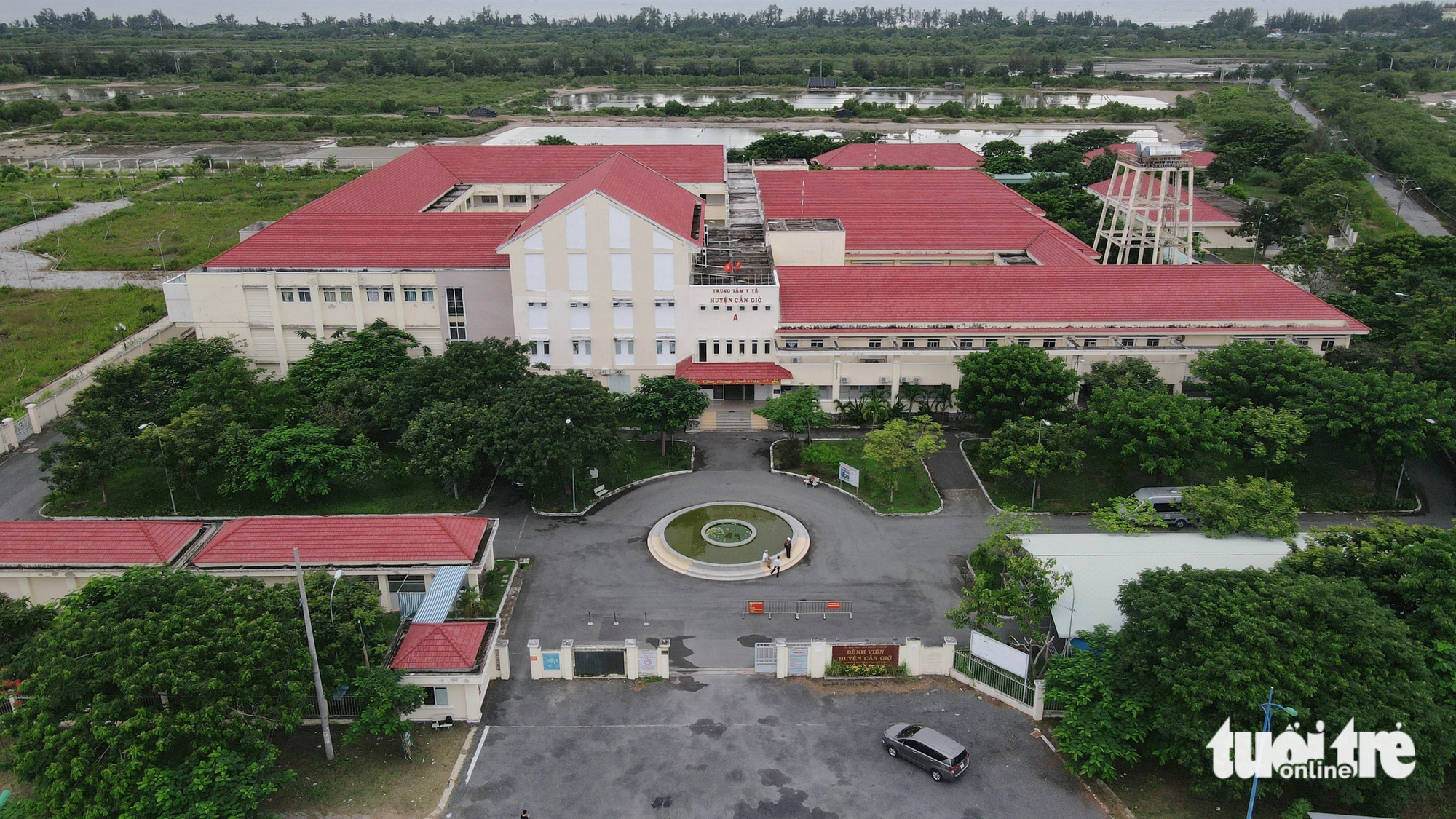 Toàn cảnh Bệnh viện huyện Cần Giờ khá rộng, khang trang nhưng thiếu bác sĩ và các chuyên khoa sâu - Ảnh: DUYÊN PHAN