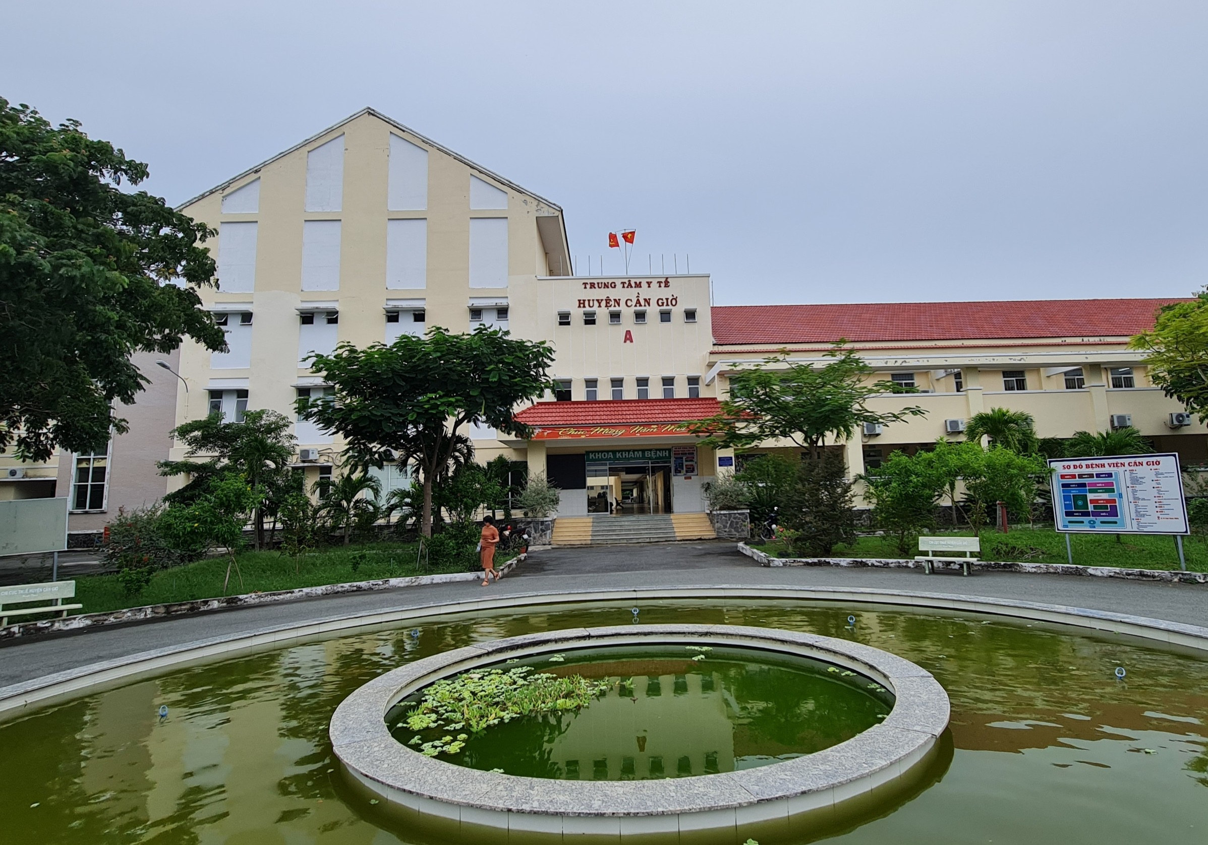 Cần Giờ là huyện duy nhất giáp biển ở TP HCM, nằm phía đông nam, cách trung tâm TP khoảng 50km đường bộ. Năm 2023, huyện có hơn 40 người bệnh cần chạy thận định kỳ nhưng địa bàn không có cơ sở y tế triển khai kỹ thuật này. Với người bệnh ở xã đảo Thạnh An, sự vất vả còn tăng lên nhiều lần. 