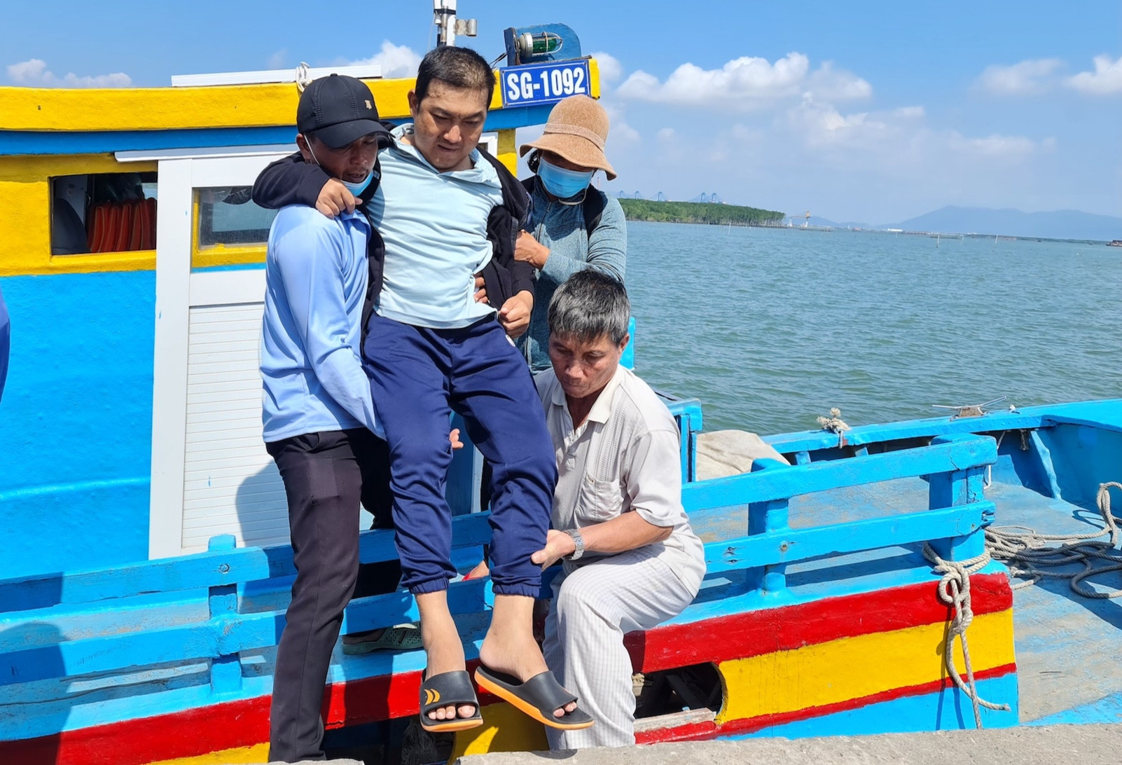 Anh Huỳnh Tấn Tài, 34 tuổi, ngụ tại xã Thạnh An, huyện Cần Giờ, TP.HCM. Anh bị suy thận mạn giai đoạn cuối, phải chạy thận 3 lần/tuần tại Bệnh viện Nguyễn Tri Phương. Trước đây, anh phải vào đất liền từ chiều hôm trước để sáng hôm sau bắt xe vào bệnh viện, tốn 25 giờ đi và về cho một lần chạy thận.