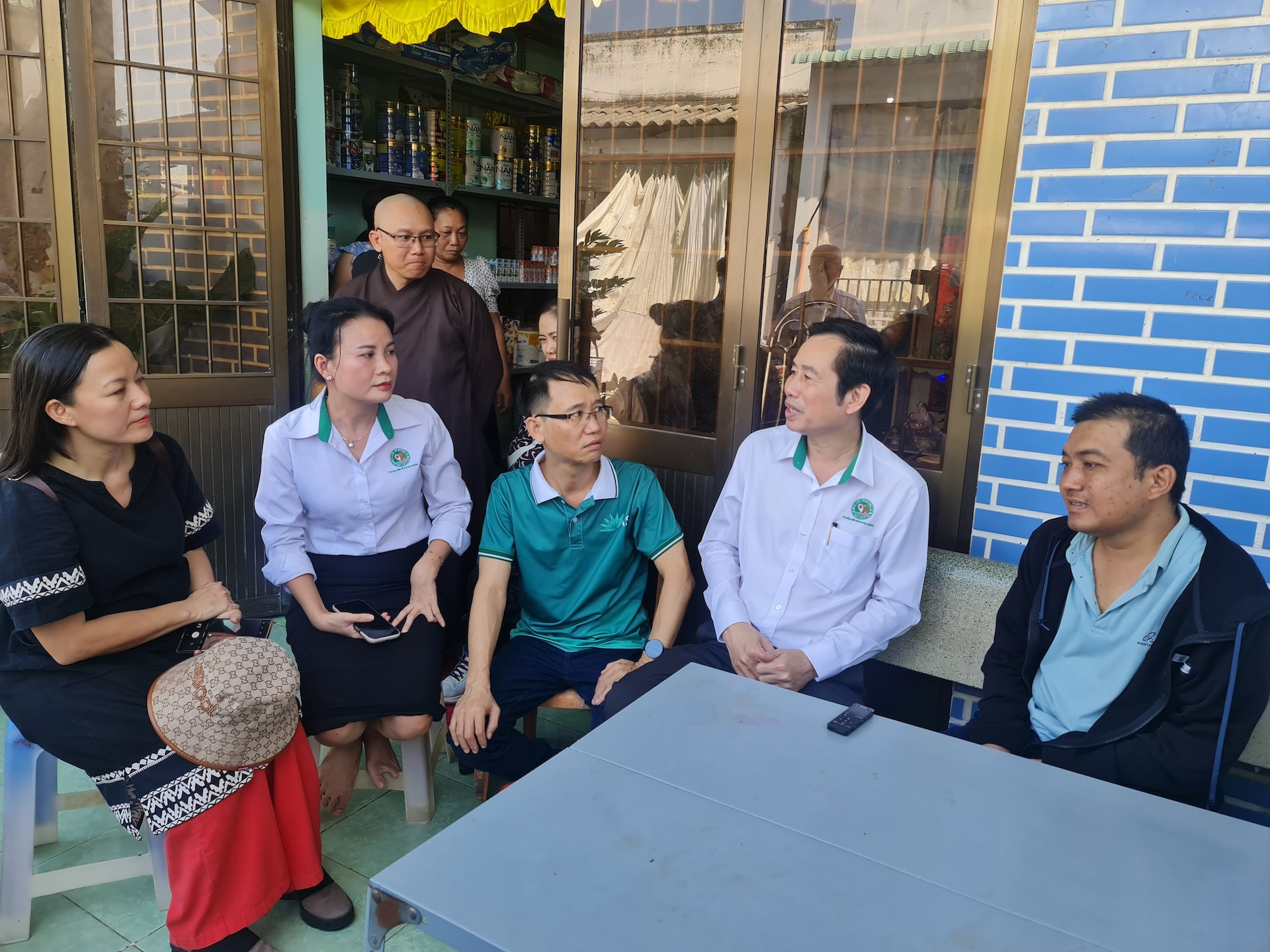 Bác sĩ Trần Văn Khanh, Giám đốc Bệnh viện Lê Văn Thịnh (thứ 2 từ phải qua) gặp gỡ trực tiếp gia đình người bệnh. Ông cho rằng sẽ cần khoảng 10 máy chạy thận để đáp ứng cho người bệnh suy thận mạn giai đoạn cuối hiện tại ở Cần Giờ (41 người).