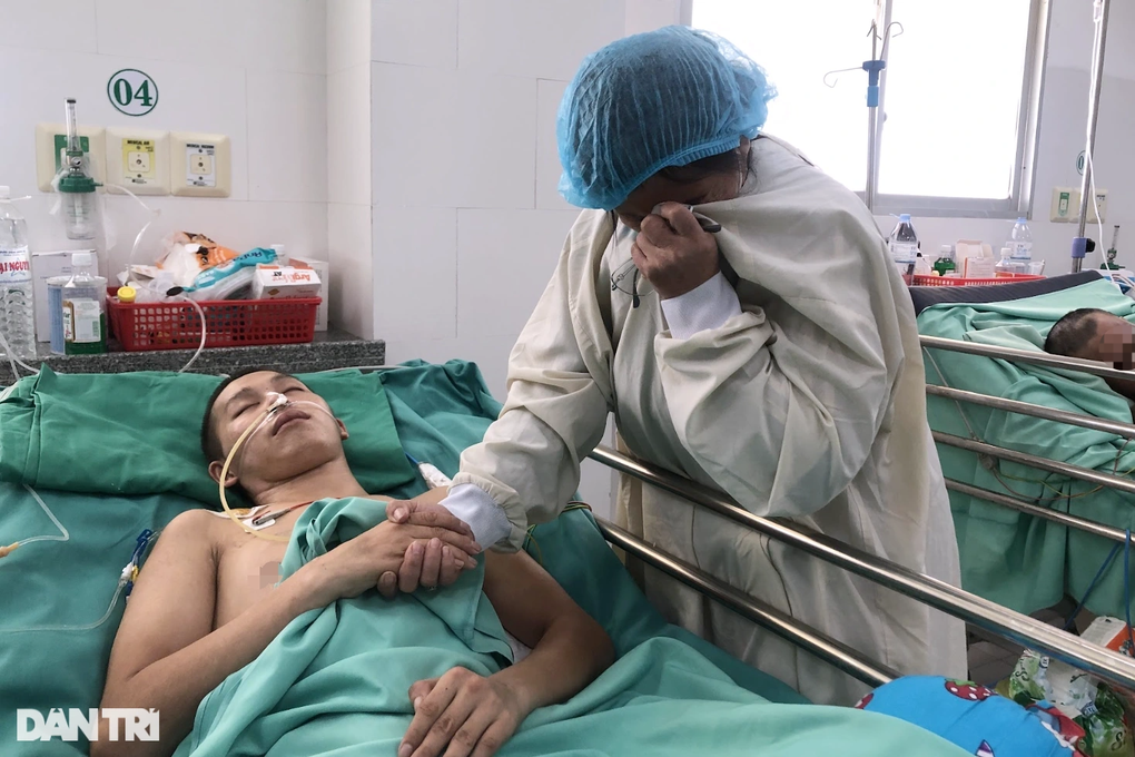 Mẹ khóc ngất bên giường hồi sức: Cứu con, tôi bán mạng mình cũng được - 4