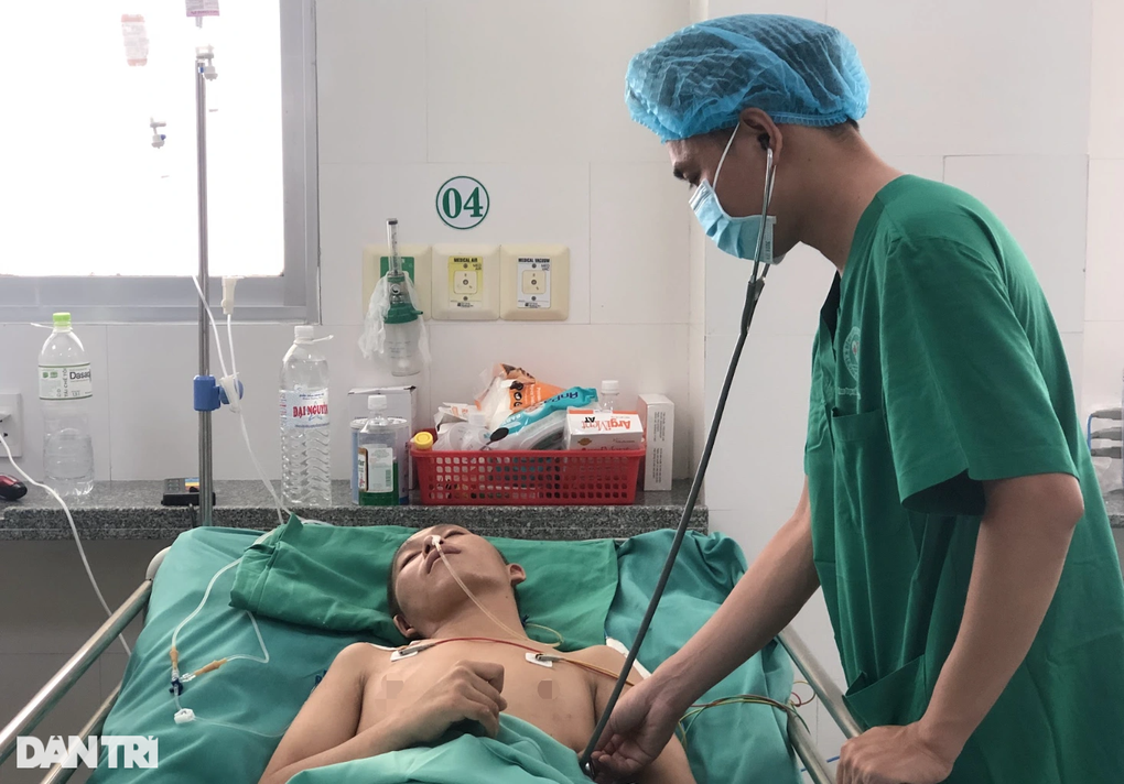 Mẹ khóc ngất bên giường hồi sức: Cứu con, tôi bán mạng mình cũng được - 3