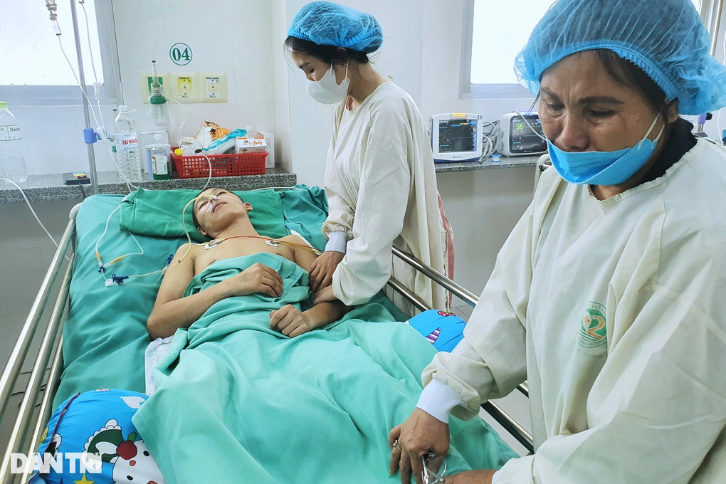 Mẹ khóc ngất bên giường hồi sức: Cứu con, tôi bán mạng mình cũng được - 1
