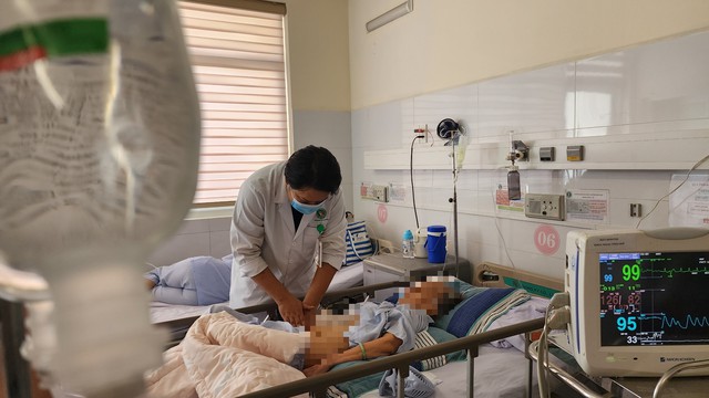 Cụ bà ngưng tim liên tục, bác sĩ vất vả hồi sức trong suốt 1 giờ- Ảnh 1.
