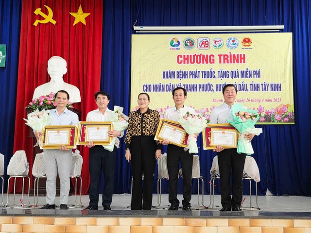 Đại diện Tổ chức Loãng xương Thế giới (IOF) trao chứng nhận chuẩn Bạc mô hình quản lý gãy xương do loãng xương cho ban lãnh đạo Bệnh viện Thống Nhất (TP HCM).