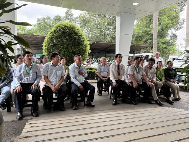 Tiên phong trong hợp tác chăm sóc sức khỏe tâm thần: Bệnh viện Lê Văn Thịnh bàn giao xe cứu thương hỗ trợ Trung tâm Điều dưỡng tâm thần Tân Định- Ảnh 4.