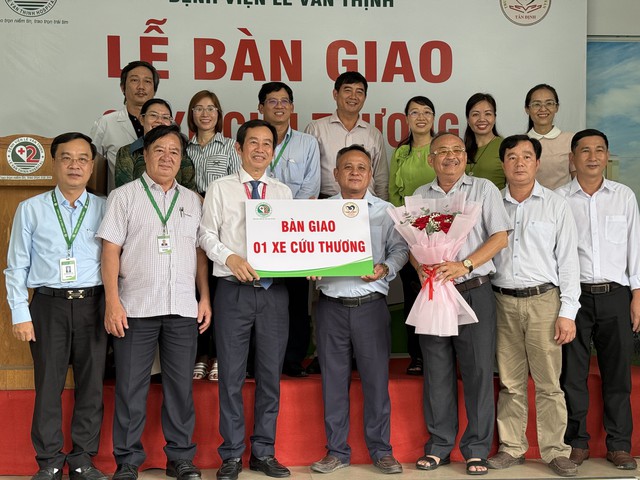 Tiên phong trong hợp tác chăm sóc sức khỏe tâm thần: Bệnh viện Lê Văn Thịnh bàn giao xe cứu thương hỗ trợ Trung tâm Điều dưỡng tâm thần Tân Định- Ảnh 5.
