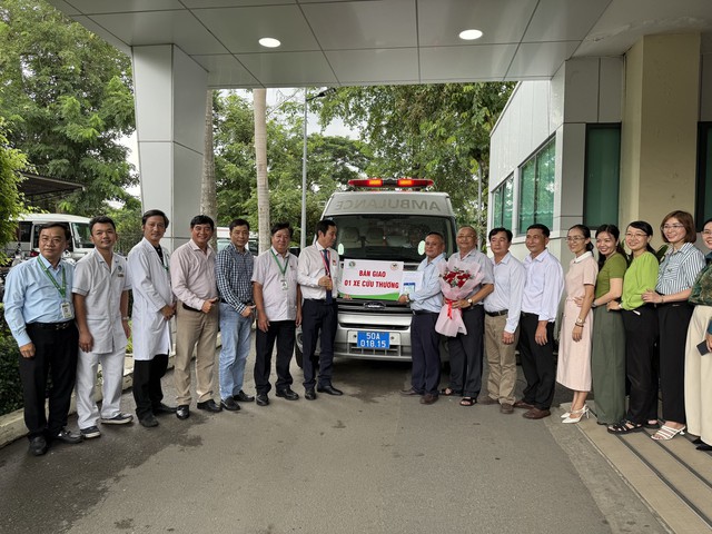 Tiên phong trong hợp tác chăm sóc sức khỏe tâm thần: Bệnh viện Lê Văn Thịnh bàn giao xe cứu thương hỗ trợ Trung tâm Điều dưỡng tâm thần Tân Định- Ảnh 1.