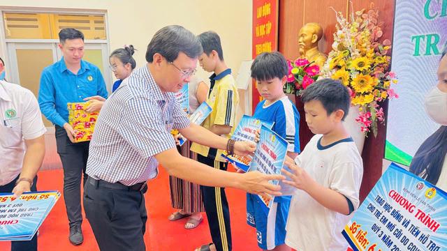 Lan tỏa yêu thương trong chương trình trao kinh phí quý 3/2025 cho trẻ em mồ côi do COVID-19 tại Bệnh viện Lê Văn Thịnh- Ảnh 2.